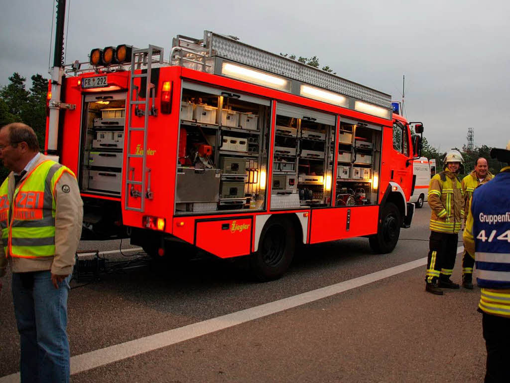 Busunglck auf der A 5 zwischen Freiburg und Basel: Ein Reisebus aus der Schweiz kam von der Autobahn ab und fuhr in ein angrenzendes Waldstck. Die Rettungskrfte aus dem sdlichen Breisgau waren im Groeinsatz.