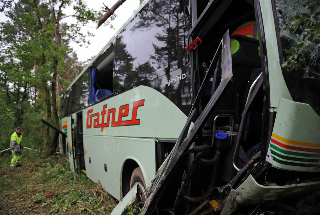 Busunglck auf der A 5 zwischen Freiburg und Basel: Ein Reisebus aus der Schweiz kam von der Autobahn ab und fuhr in ein angrenzendes Waldstck. Die Rettungskrfte aus dem sdlichen Breisgau waren im Groeinsatz.