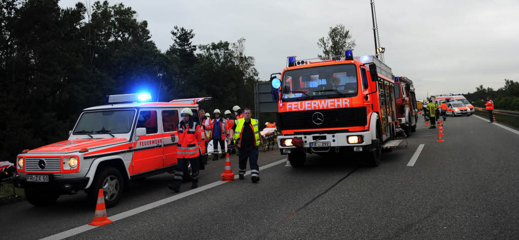 Busunglck auf der A 5 zwischen Freiburg und Basel: Ein Reisebus aus der Schweiz kam von der Autobahn ab und fuhr in ein angrenzendes Waldstck. Die Rettungskrfte aus dem sdlichen Breisgau waren im Groeinsatz.