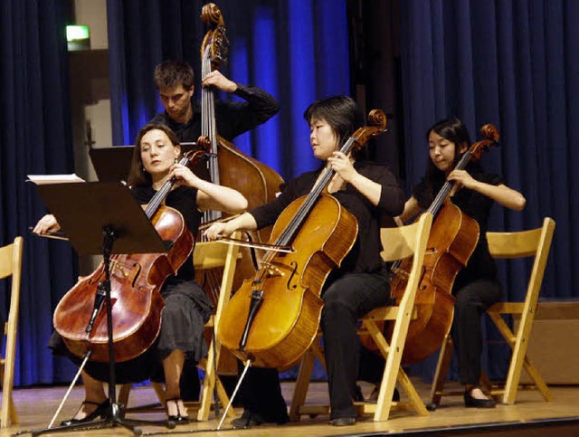 Die Cellogruppe des internationalen St...onzert fr die Erdbebenopfer in Japan.  | Foto: Hans Jrgen Kugler