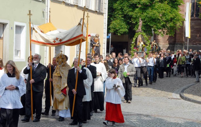 Zur Prozession in Endingen an Christi ... Brauch mit durch die Stadt getragen.   | Foto: Roland Vitt