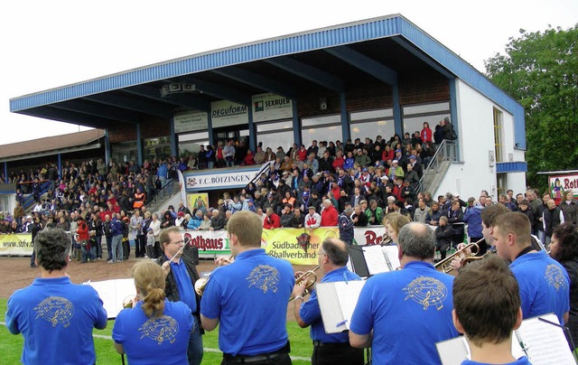 Die Btzinger Brass-Band stimmte vor A...ed aufs sdbadische Pokal finale ein.   | Foto: Schneberg