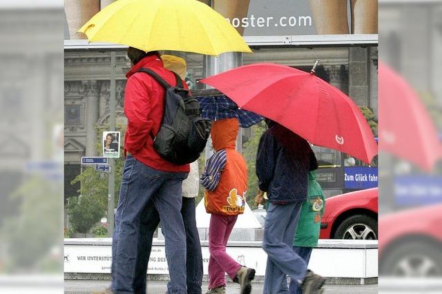 Viele Familien stehen im Regen
