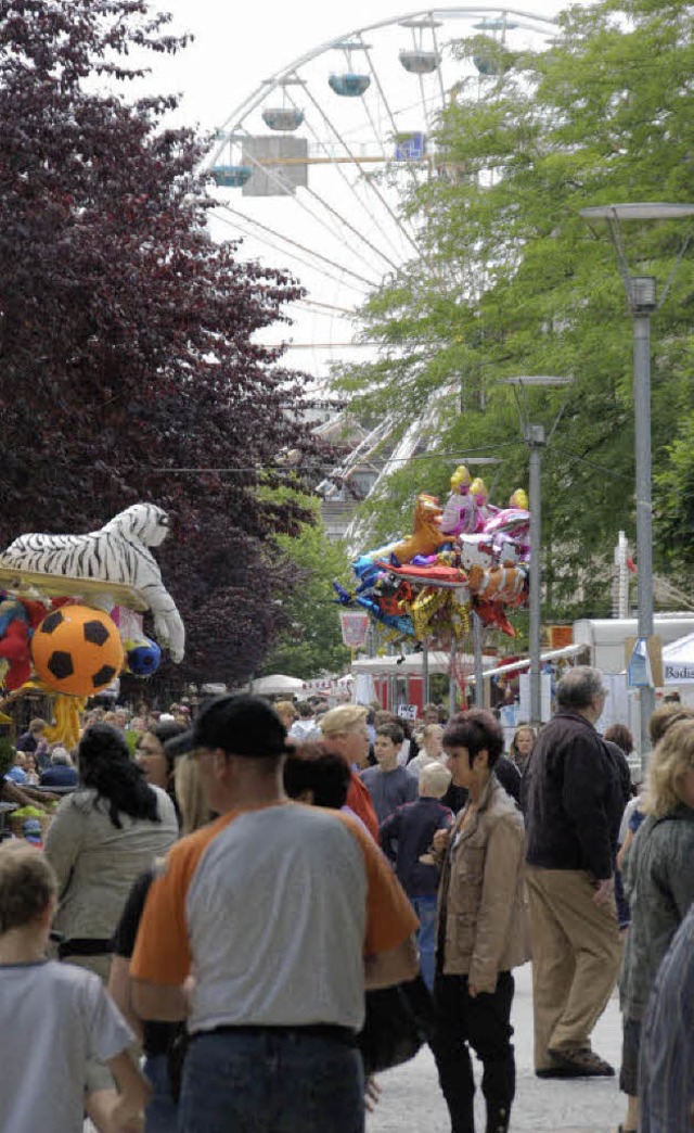 Volle Innenstadt mit Riesenrad  | Foto: Ralf H. Dorweiler