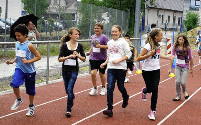 Im TuS-Stadion: Sponsorenlauf der Neumattschler   | Foto: Thomas L. Mink