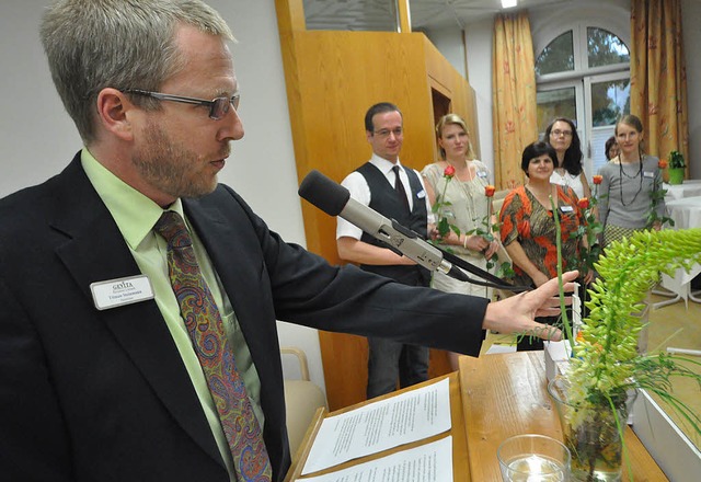 Hausleiter Tilman Steinmann schaltet f...pflege symbolisch die Ampel auf Grn.   | Foto: Barbara Ruda