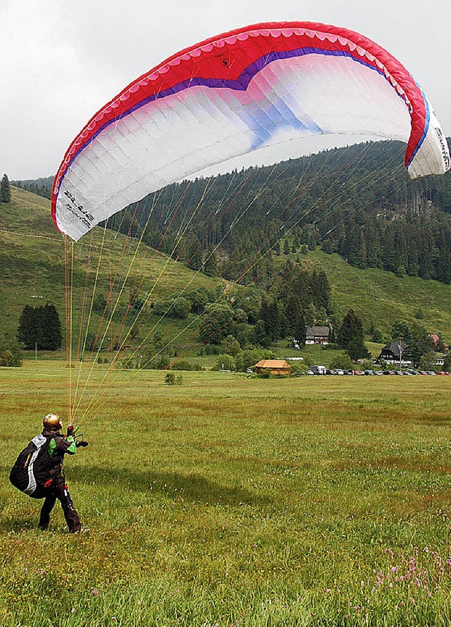 Die &#8222;Akro-Flieger&#8220; zeigten luftige Kunststcke.   | Foto: Kathrin Blum