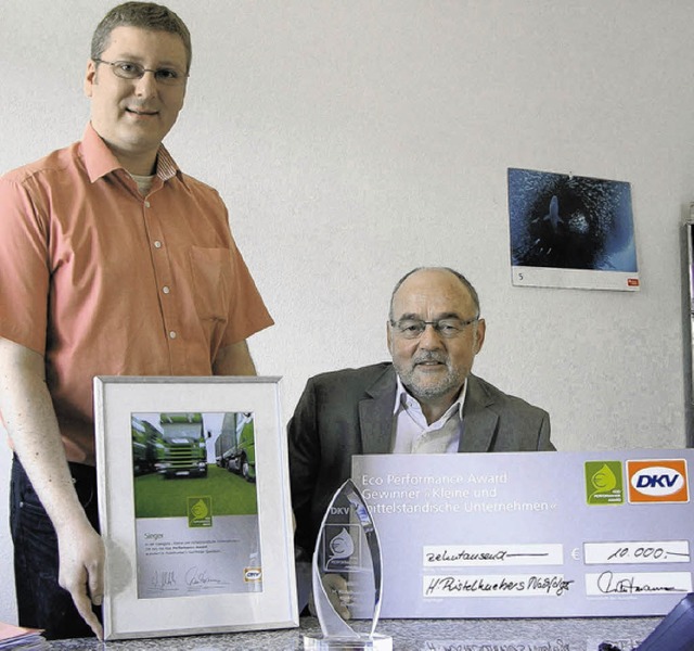 Freude ber den Eco-Award: Ristelhuebe...) und Logistik-Leiter Jan-Marc Weber.   | Foto: huber