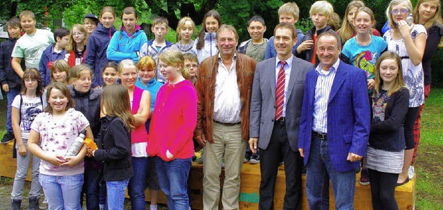 Die Kinder nahmen die beiden dicken Ba...lrektor Michael Koch auf den Schulhof.  | Foto: Rolf Reimann