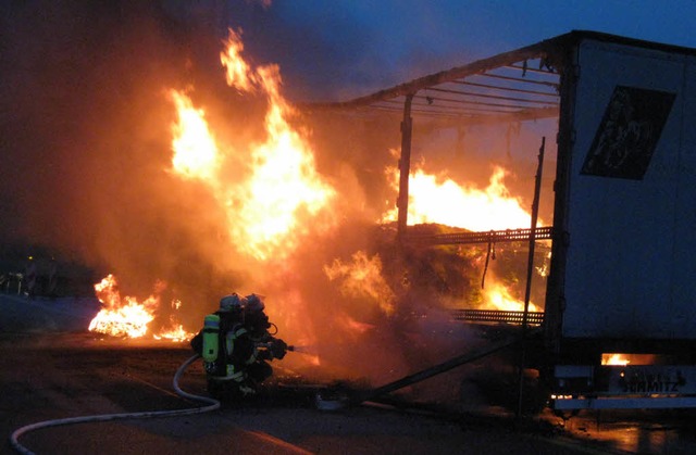 Feuerwehrleute aus Kehl bei der Brandbekmpfung   | Foto: Polizei