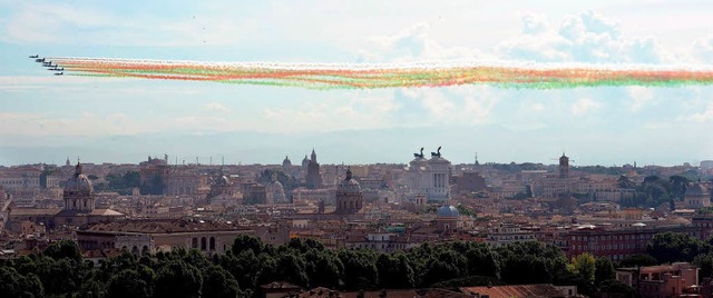 Frecce Triccolori heit die italienisc...i, rot in den Himmel ber Rom malte.   | Foto: dpa