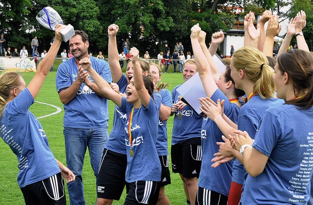 Der FV Windenreute bejubelt sich und den Pokalsieg.  | Foto: Claus Zimmermann