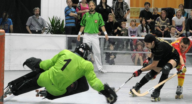 Erneut scheitert der Friedlinger Jordi...) am Genfer Torhter Matteo Cavadini.   | Foto: Schn