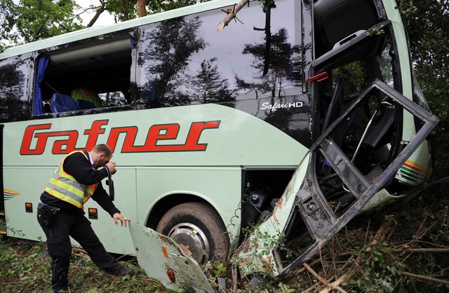 Der Schweizer Bus blieb schwer beschd...tten im Kiefernwald an der A5 stehen.   | Foto: Patrick Seeger (dpa)