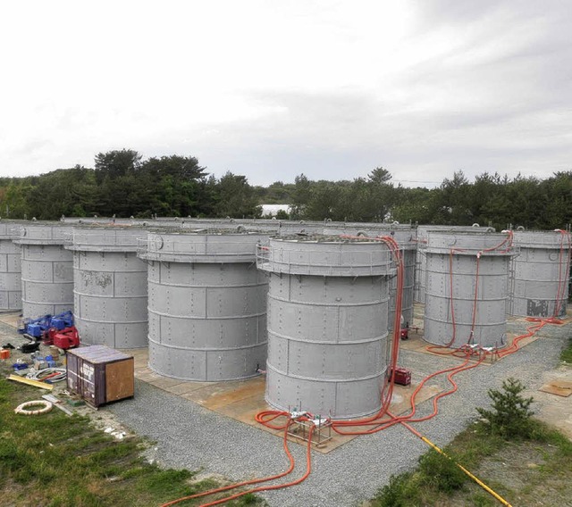 In diesen Tanks beim Atomkraftwerk Fuk...a wird verseuchtes Wasser aufbewahrt.   | Foto: AFP
