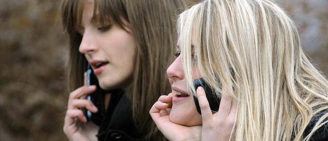 Freisprechanlage und SMS statt stunden...sation wegen der Handy-Strahlung rt.   | Foto: dpa