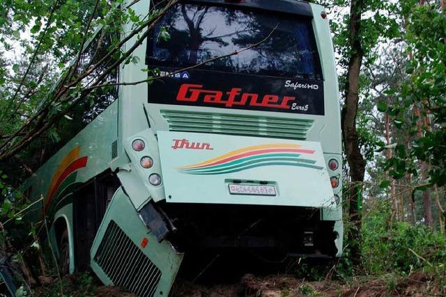 Busunfall auf A5: Fahrer hatte wohl gesundheitliche Probleme