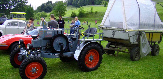 Oldtimer-Traktoren zogen die Blicke au...das lteste Fahrzeug, ein Kramer K18.   | Foto: Hentschel
