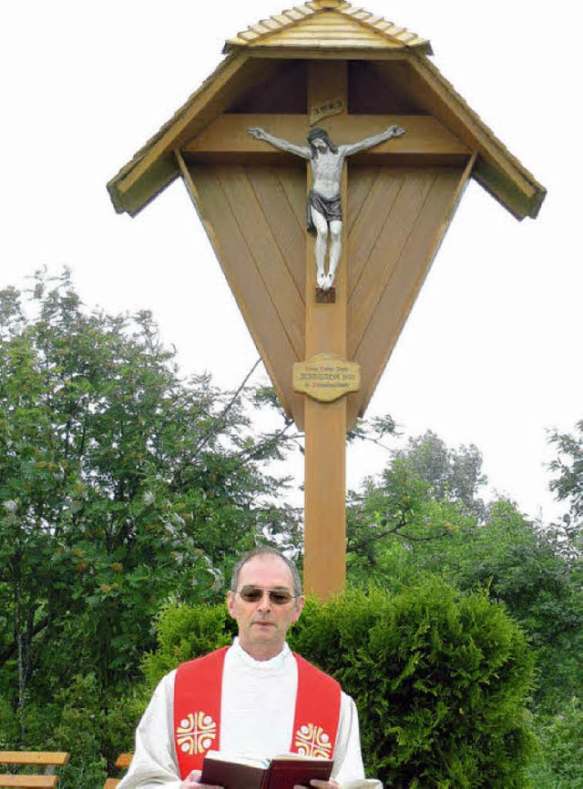 Pfarrer Josef Tnzler weihte das  Missionskreuz.   | Foto: Schilling