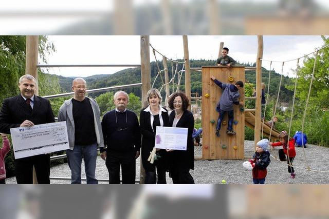 Kleine Strolche besitzen Klettergarten