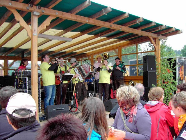 Mit einem stimmungsvollen Fest wurde d...ue Dorfplatz in Holzschlag eingeweiht.  | Foto: Cornelia Selz