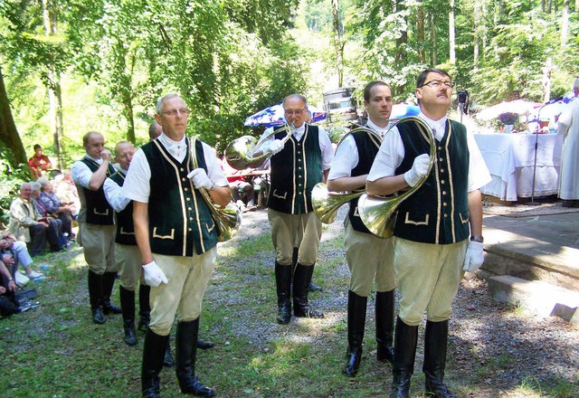 Gaben der Messfeier bei der Kapelle ei...e Note: Jagdhornblser aus dem Elsass.  | Foto: alfons vgele