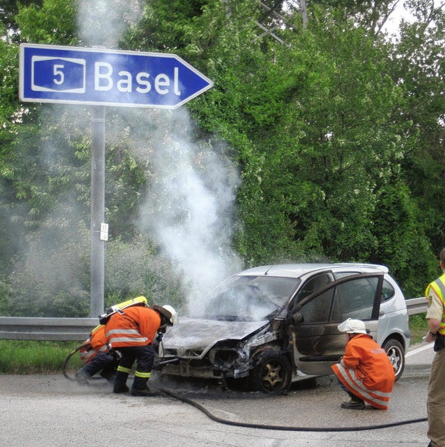 Die Fahrerin konnte sich in Sicherheit...en, ihr Auto aber brannte vllig aus.   | Foto: Feuerwehr