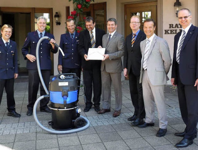 Der Versicherungskonzern BGV/Badische ...r Feuerwehr einen neuen  Wassersauger.  | Foto: christine weirich