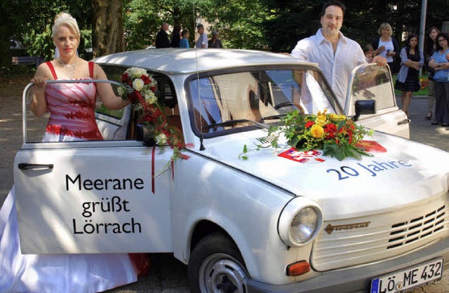 Annett und Roberto Grandazzo haben ges...e den Trabi fr ihre Trauung benutzt.   | Foto: Paul Schleer