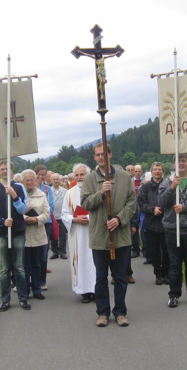 Im Zeichen des Kreuzes: Betend und sin...einheit auf Flurprozession in Schnau.  | Foto: Heiner A. Baur