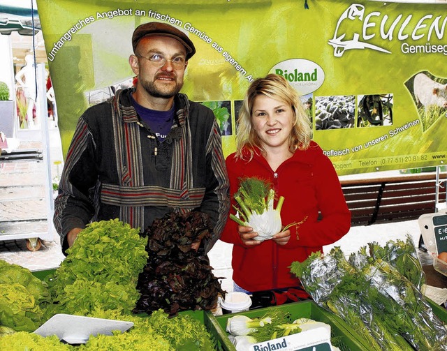 Die beiden Marktstandbetreiber Andreas...r fr ihre Kunden aus. Bilder: Letsche  | Foto: Letsche