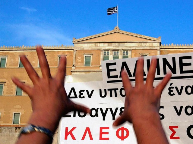 Gegen den Sparkurs: Griechen protestie...Donnerstag vor dem Parlament in Athen.  | Foto: DPA