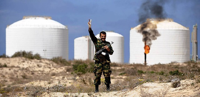 Libyscher Aufstndischer bewacht ein lterminal am Mittelmeer   | Foto: dpa