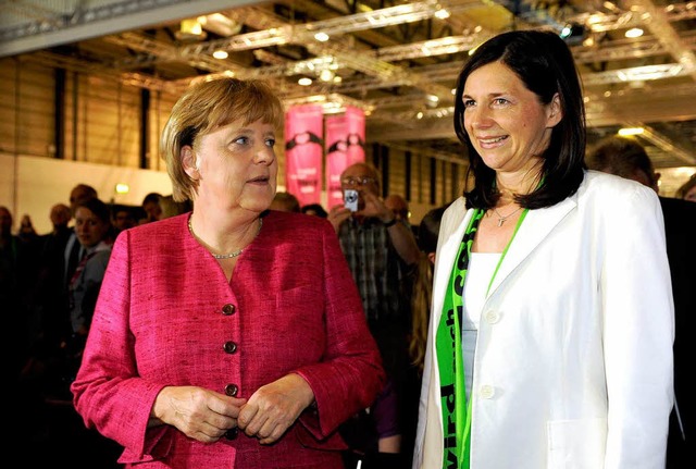 Bundeskanzlerin Angela Merkel (links) ...entagsprsidentin Karin Gring-Eckardt  | Foto: dapd