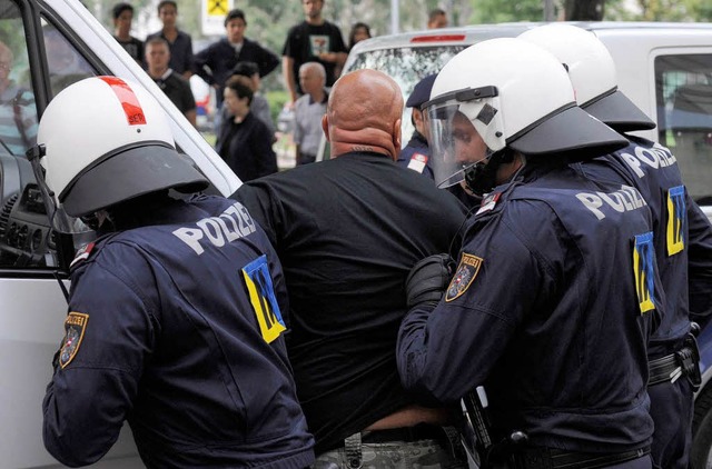 Die sterreichische Polizei nahm in Wien 213 gewaltttige Deutsche fest.  | Foto: dpa