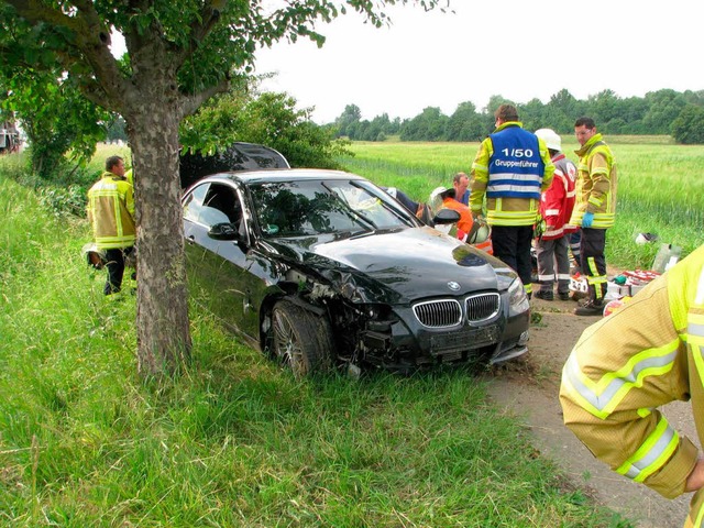 Obwohl das Fahrzeug relativ wenig besc...b der Fahrer noch an der Unfallstelle.  | Foto: Feuerwehr Bad Krozingen