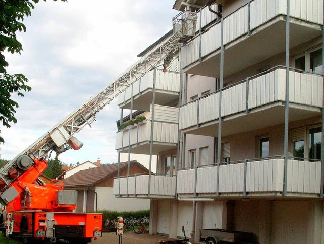 Mit Hilfe der Drehleiter wurden einige...n Obergeschoss in Sicherheit gebracht.  | Foto: Olaf Thor