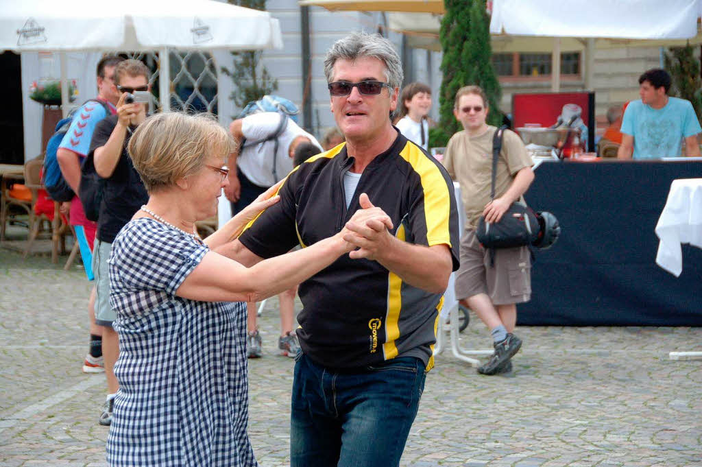 Tanzen  auf dem Marktplatz – die beiden stahlen den Salsa-Profis glatt die Schau!