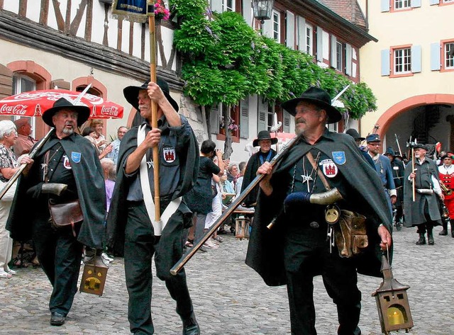 ber 100 Trmer und Nachtwchter aus 7...pischen Lndern zogen durch Burkheim.  | Foto: Herbert Trogus