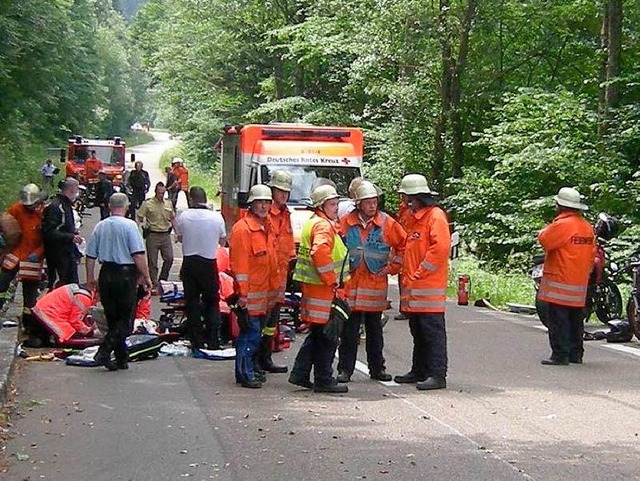 Rettungskrfte und Feuerwehrleute aus ...btal im Einsatz bei der Unfallstelle.   | Foto: Feuerwehr