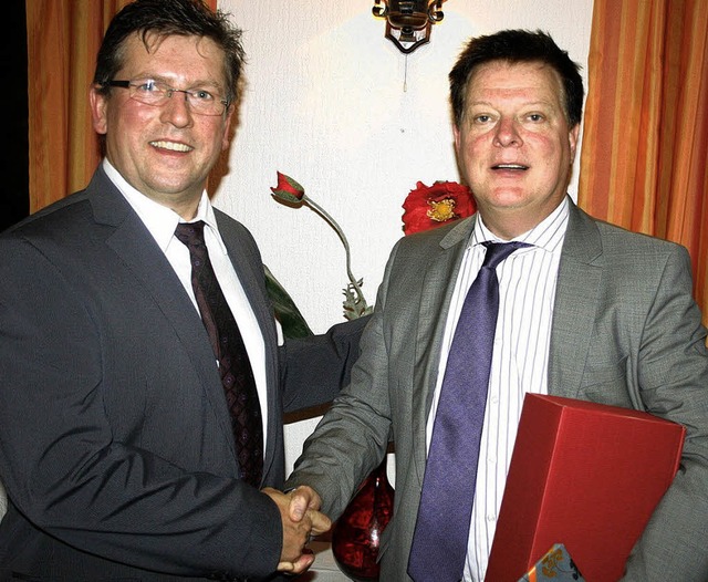 Der Vorsitzende der Btzinger Snger, ...r Zettel (rechts) mit einem Prsent.    | Foto: horst david