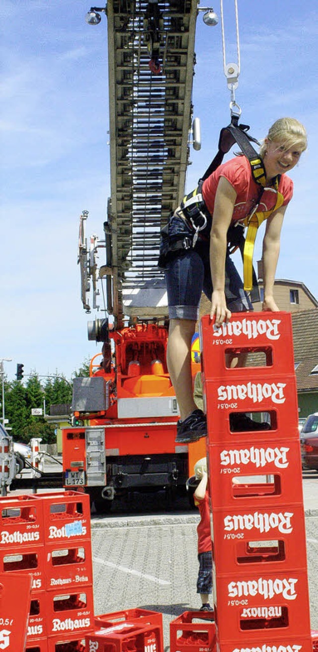 Mareike Thor beim Bierkistenstapeln.   | Foto: BZ