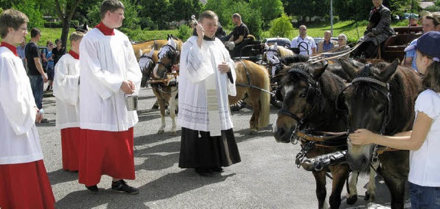 Pater Marian Rybak segnete gestern in Liel rund 25 Pferde und einige Hunde.   | Foto: Dorothee Philipp