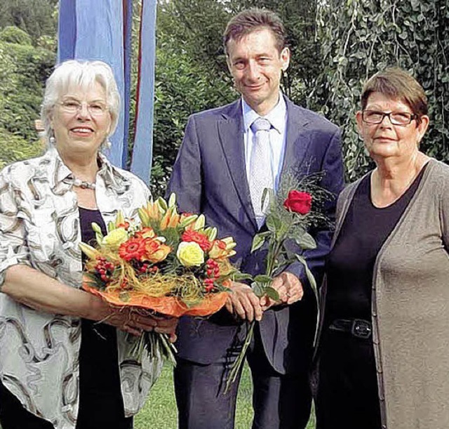 Dank mit Blumen: Brgermeister Christo...-Zld (links) und Barbara Wartenberg.   | Foto: Hartenstein