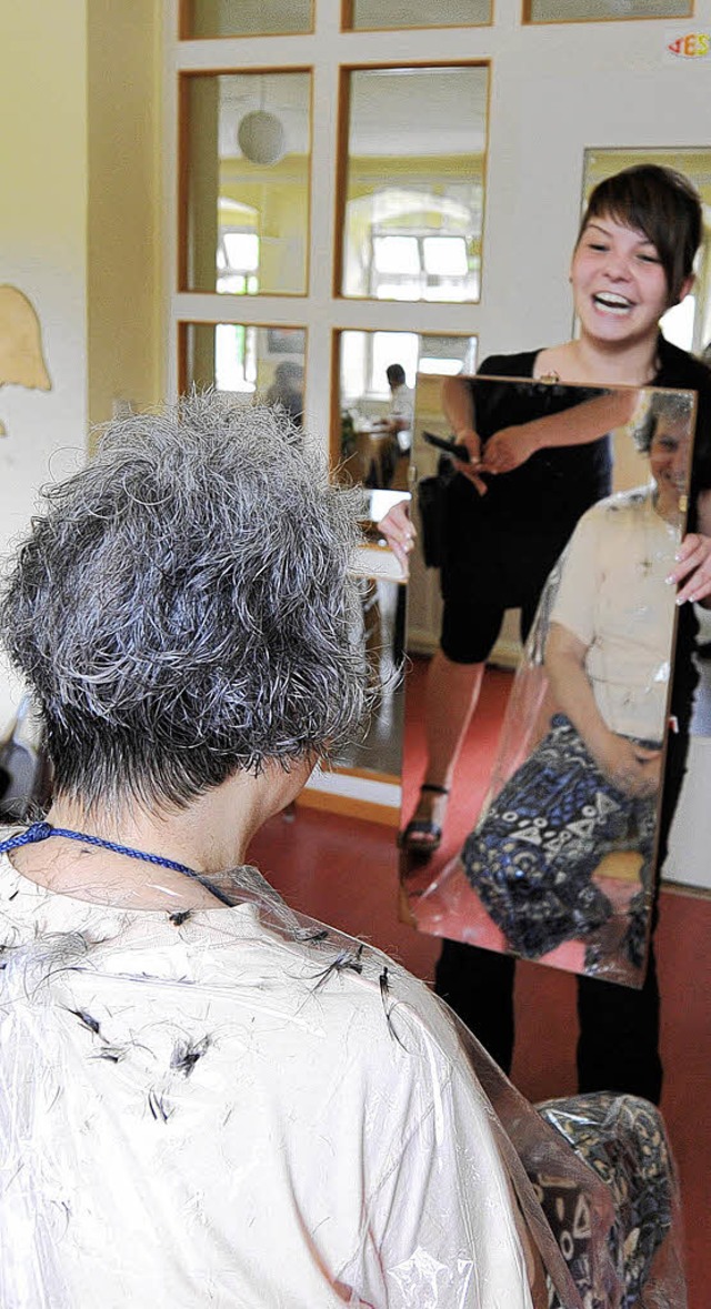 Nach dem kostenlosen Haareschneiden ko...ich im bergroen Spiegel begutachten.  | Foto: Rita Eggstein