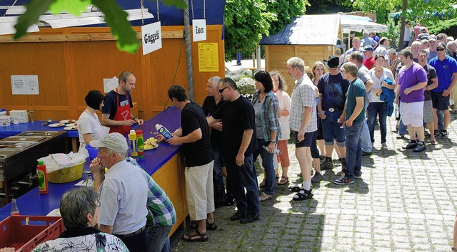 Unglaubliche Schlangen sammelten sich bei der Essensausgabe an.  | Foto: Edgar Steinfelder