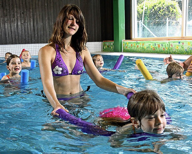 Unter fachkundiger Anleitung lernen Kinder bei der DLRG das Schwimmen.   | Foto: Privat