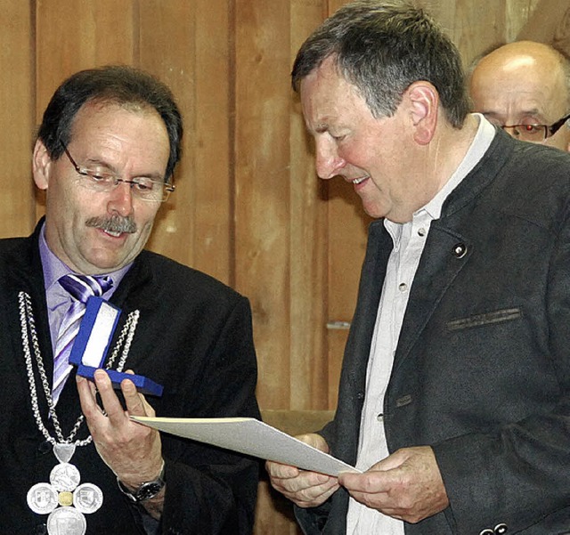 Werner Wamer (rechts) erhlt die Ehrenmedaille der Gemeinde.  | Foto: Edgar Steinfelder