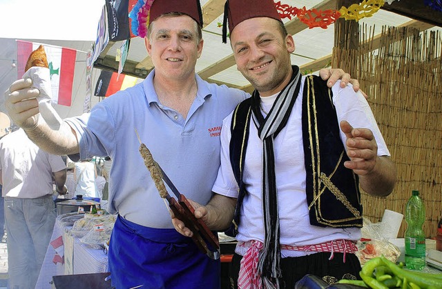Das Internationale Fest ist auch das F... al Sharif  (rechts) und Razzouk Tami.  | Foto: Gertrude Siefke