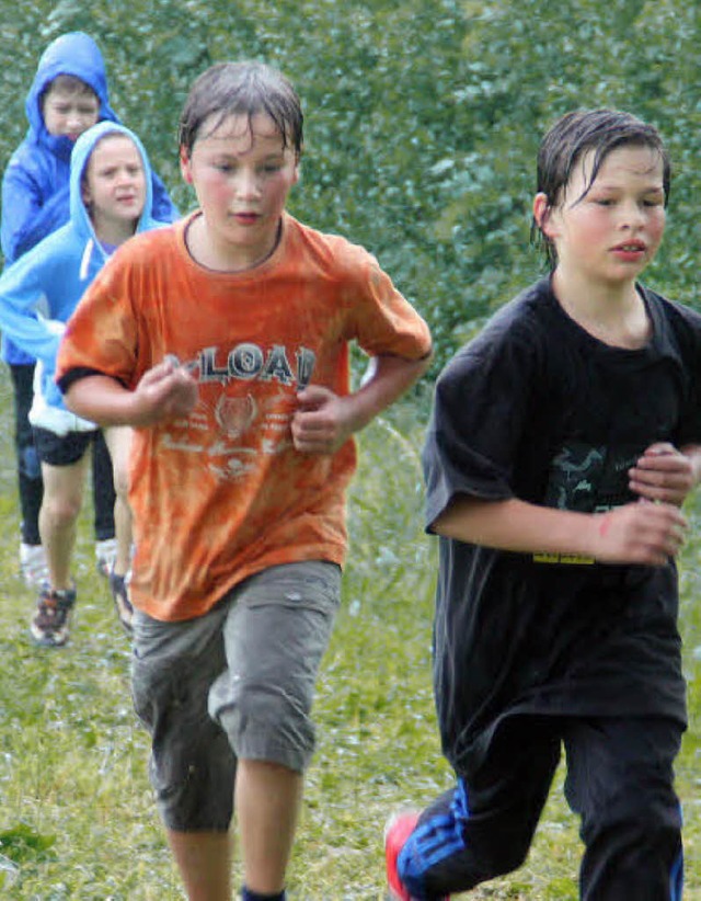 Unbeirrt vom Regen liefen die Schler ...en Runde um Runde fr den guten Zweck.  | Foto: jrn kerckhhoff